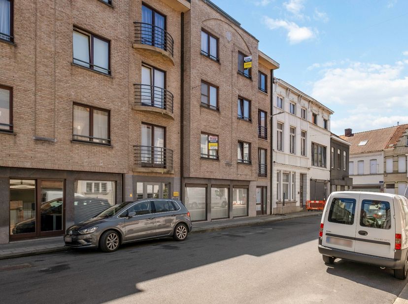 Op zoek naar een instapklaar appartement op een toplocatie? Dan is dit aangename appartement in het centrum van Izegem zeker een bezoek waard.<br />
<