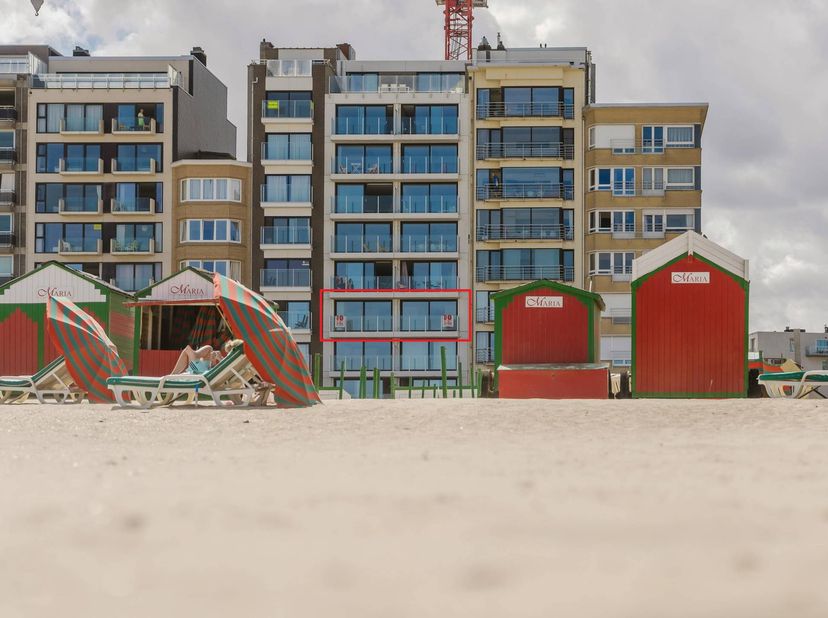Cet appartement extrêmement rare est situé au troisième étage de la résidence moderne FalconBeach (construite en 2020), née de la fusion de deux entit