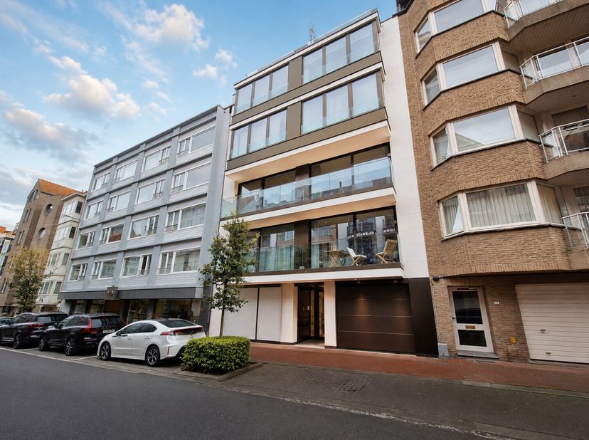 Dit recent appartement, gelegen in een stijlvolle residentie van 2018, bevindt zich op een absolute topligging in het commerciële centrum van Knokke-H