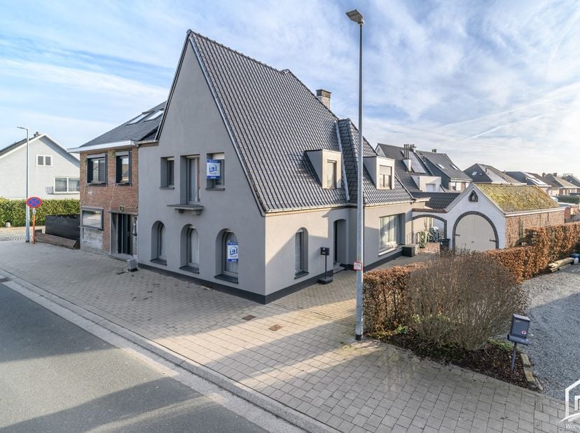 Rustig gelegen, solide en lichtrijke HOB gelegen nabij dorp, scholen en oprit E40&amp;nbsp;op een perceel van 2are53ca en voorzien van garage en aangelegd