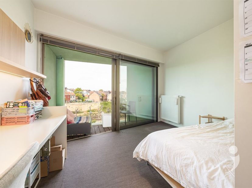 Deze moderne studentenkamer met eigen sanitair en eigen terras is gelegen in studentenresidentie Woods, vlakbij het Belle-Vue park. De residentie is g