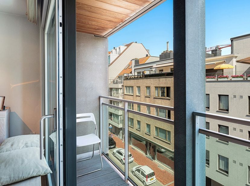 Modern appartement gelegen in een kleinschalig gebouw op centrale ligging nabij het centrum en het Albertstrand. <br />
Samenstelling: open keuken voo