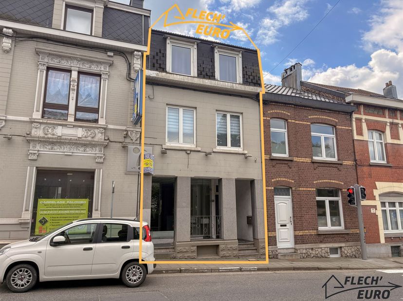 HEUSY, immeuble mixte composé d'une surface commerciale et un triplex. La surface de vente de 135m² vous offre de multiples opportunités commerciales.