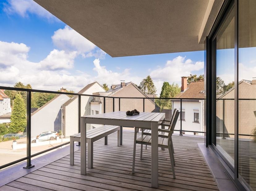 Lichtrijk gemeubeld 2-slaapkamerappartement met groot terras in Waterloo. <br />
Dit ruime en lichtrijke gemeubelde appartement van ca. 125 m² bevindt