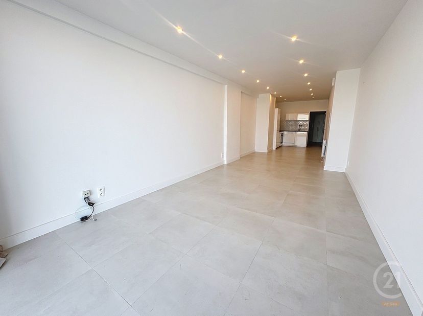 Dit prachtige gelijkvloers appartement is recent volledig gerenoveerd en ligt op een toplocatie aan de Zeedijk van Westende, op slechts een steenworp