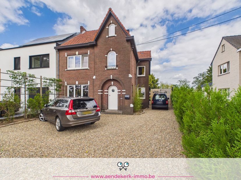 Deze halfopen woning in Dilsen-Stokkem biedt met een bewoonbare oppervlakte van ongeveer 143 m², drie ruime slaapkamers, twee badkamers en een perceel