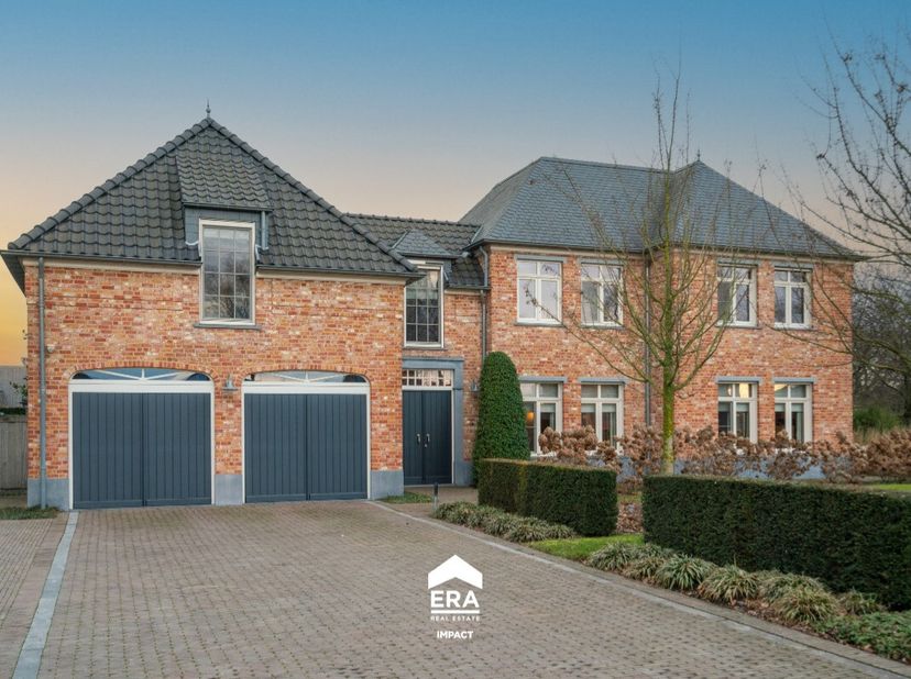Deze prachtige woning in Bree, is gelegen op een residentiële locatie op een boogscheut van het centrum. Deze riante villa (bwj 2011) is met hoogwaard