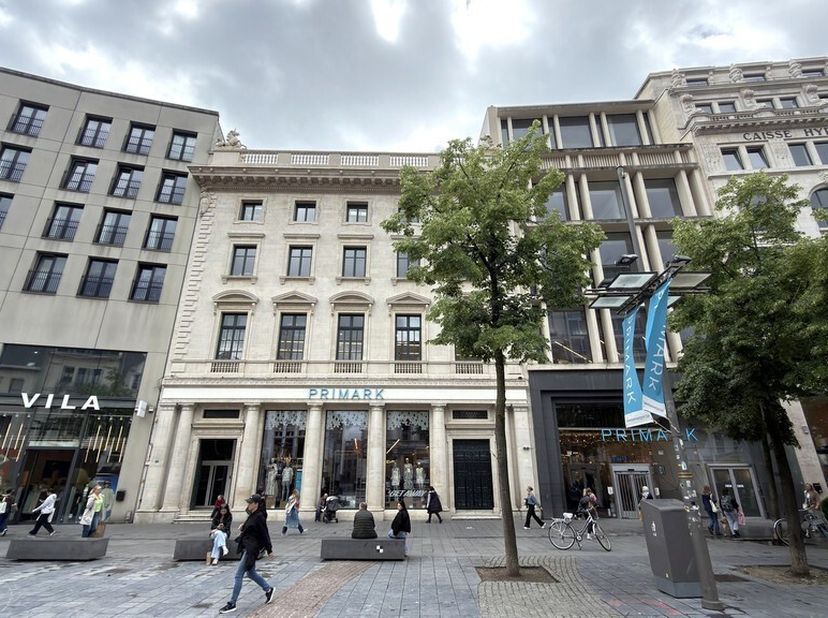 Ben je op zoek naar een exclusieve kantoorruimte op een van de meest gegeerde locaties van Antwerpen? Ontdek deze volledig ingerichte kantoren in een