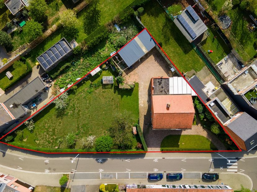 Authentieke woning met veel potentieel op een perceel van 1.255m² in Herenthout<br />
<br />
Gelegen vlakbij het centrum van Herenthout met alle fac