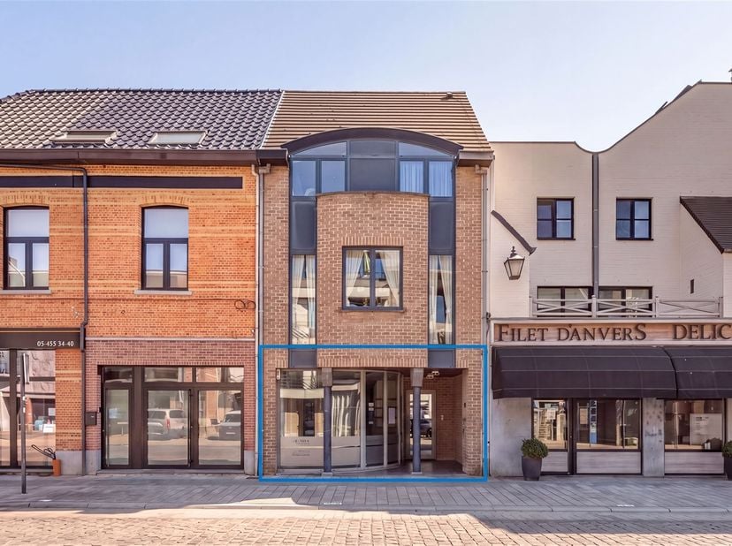 In het centrum van Edegem bevindt zich dit commerciële gelijkvloers. Het pand maakt deel uit van een kleinschalig en verzorgd gebouw en geniet dankzij