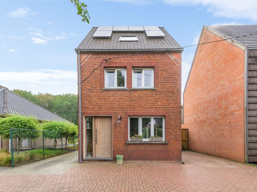 Instapklare vernieuwde gezinswoning met 3 slaapkamers en een tuin op een centrale ligging te Essen-Wildert<br />
<br />
Deze woning is stijlvol gere