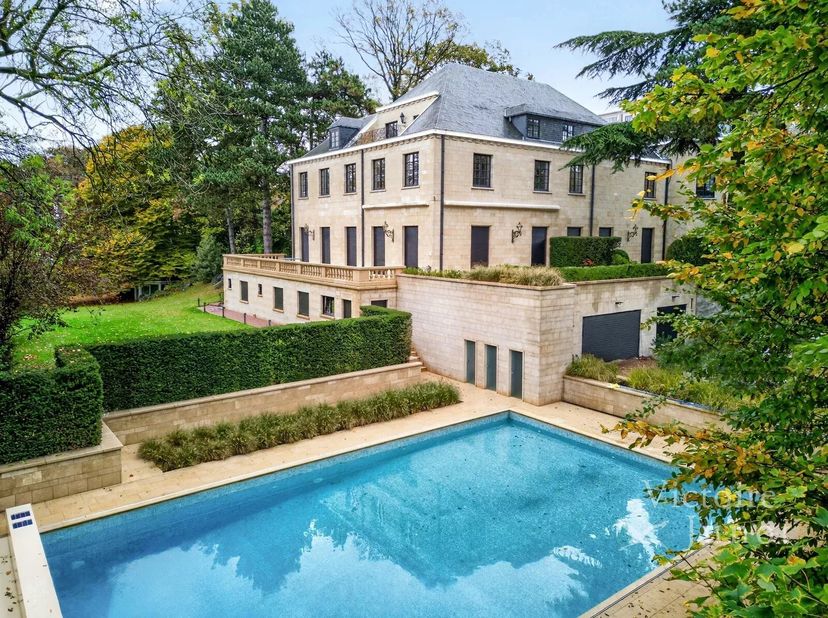 Victoire Junot biedt u in Vorst, aan de rand van een park, in het hart van Brussel, deze prestigieuze en elegante woning in Franse natuursteen aan, ge