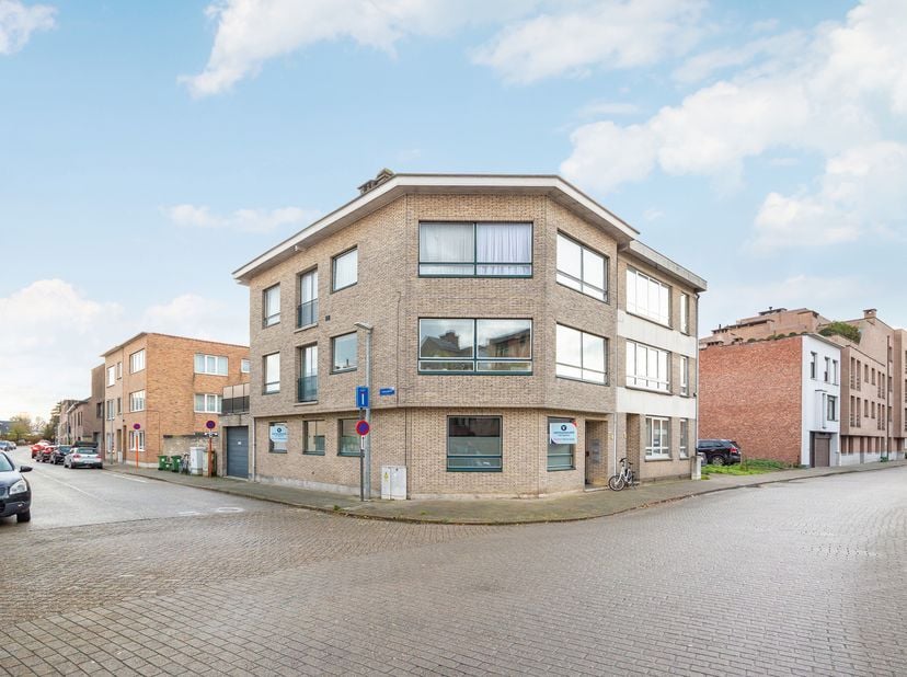 Eénslaapkamerappartement met polyvalante kamer. Op te frissen. Ideaal als investering. Gelegen op een goede locatie. EPC D (311 kWh/m²).<br />
Ligging