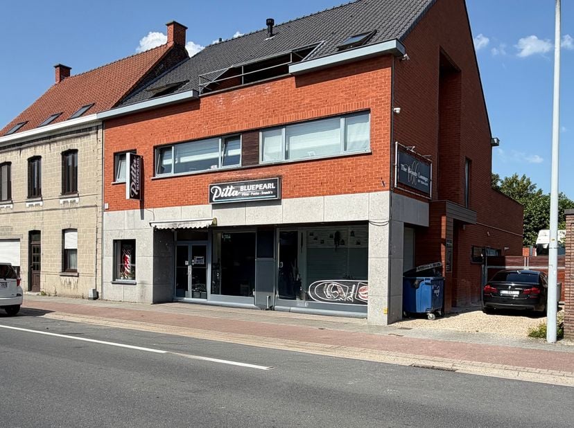 Dit handelsgelijkvloers van 190 m² is uitstekend gelegen op een commerciële toplocatie langs de Steenweg van Eke, de belangrijkste verkeersas in de om