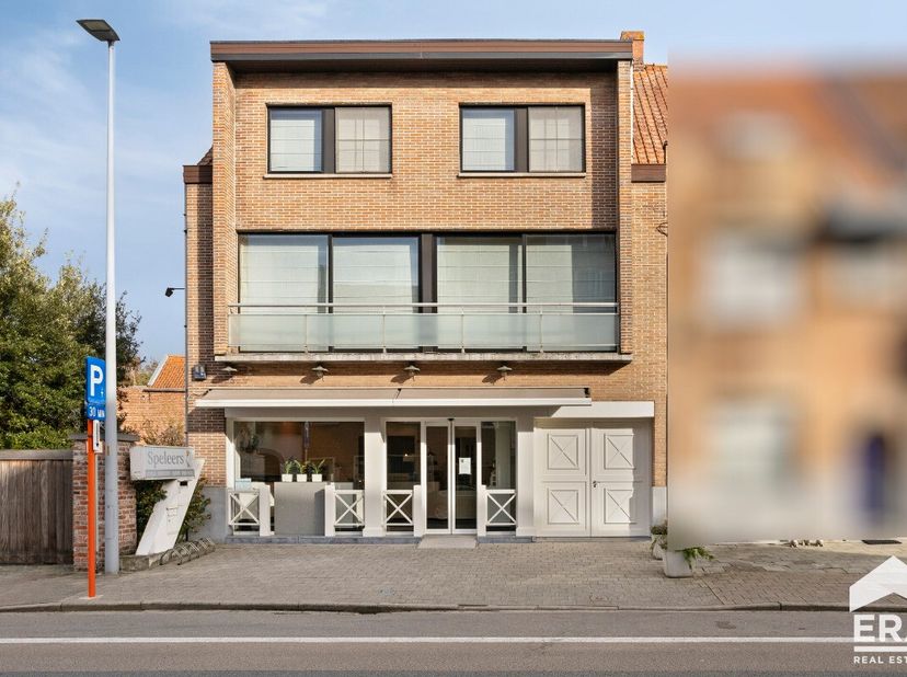 Waregem : Espace commercial / bureau avec habitation attenante à vendre, idéalement situé. Ce bien se compose dun espace commercial avec, à larrière,