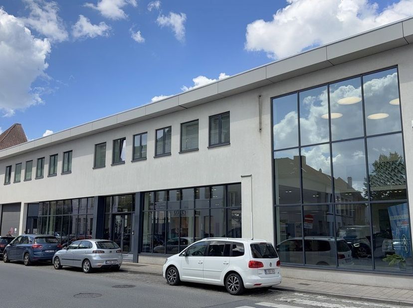 Ben je op zoek naar een showroom met magazijn te huur in Gent voor een tijdelijk project of pop-upconcept? Ontdek dit veelzijdige bedrijfspand aan de
