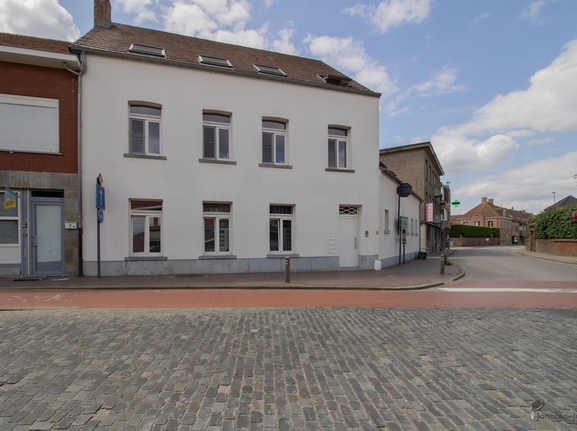 Appartement de 115 m² au rez-de-chaussée, avec jardin et garage. <br />
<br />
Hall d'entrée commun à tous les appartements. <br />
Situé au cœur du c