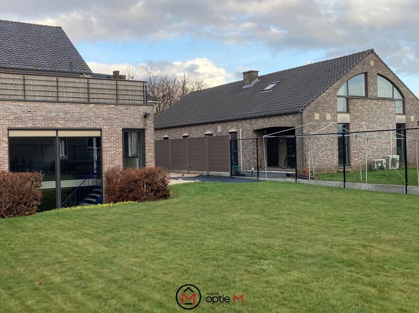 Handelsruimte met appartement te koop in Merem (Bilzen-Hoeselt) – wonen en werken op één locatie<br />
Ben je op zoek naar een multifunctionele handel