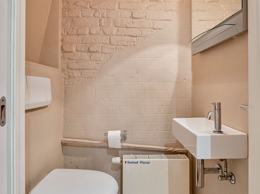 Appartement in centrum Poperinge met 2 slaapkamers te huur!<br />
Appartement is voorzien op het tweede verdiep die toegankelijk is via de trap. Het a