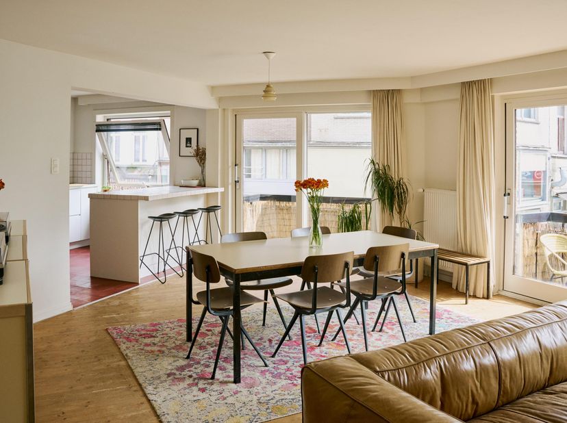 Dit ruime en gerenoveerde hoekappartement van 121 m² combineert licht, comfort en ruimte in het centrum van Gent. Het beschikt over 3 slaapkamers en 2