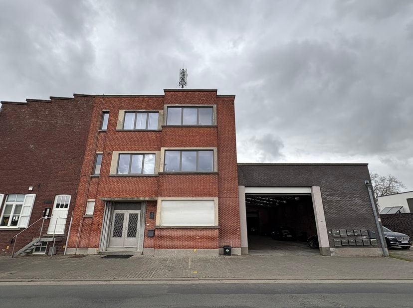 In Ruien, een charmante deelgemeente van Kluisbergen, bevindt zich dit unieke loftcomplex. Deze karaktervolle industriële loft combineert authentieke