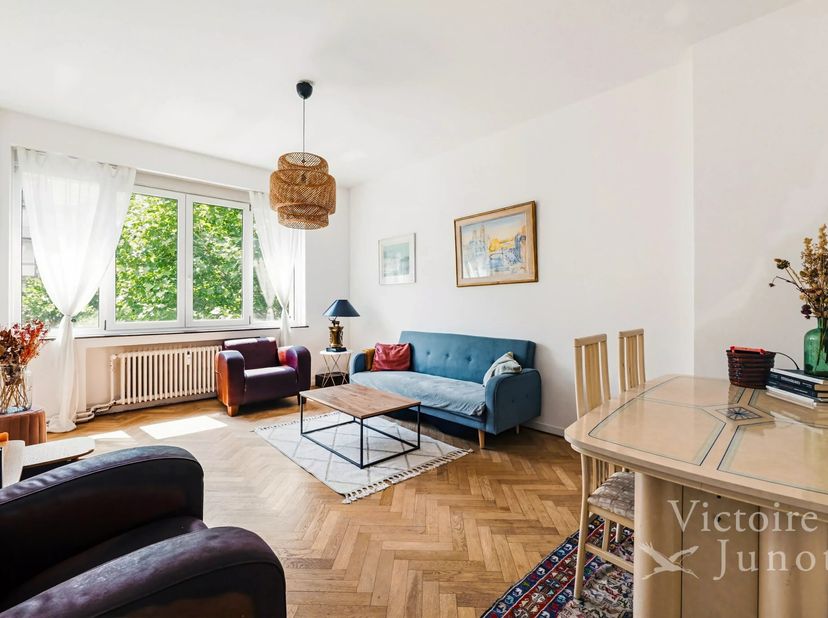 Victoire-Junot heeft het genoegen u dit prachtig gelegen appartement voor te stellen in de zeer gewilde wijk LepoutreBrugmann. Gelegen op de 2e verdie