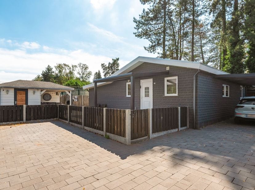 Ruime bungalow met 4 à 5 slaapkamers<br />
<br />
Ligging:<br />
Deze chalet/vakantiewoning is erg rustig gelegen in het recreatiedomein: Tulderbos