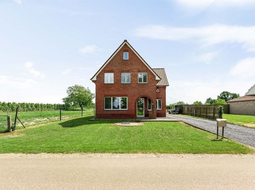 Deze vrijstaande woning geniet van een rustige ligging in een groene, landelijke omgeving met een prachtig uitzicht op achterliggende weilanden. Tegel