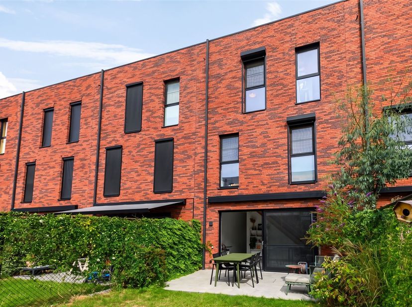JACQ. Real Estate stelt u graag deze prachtige, energiezuinige woning met hoogwaardige afwerking voor. Deze recente en volledig instapklare woning is