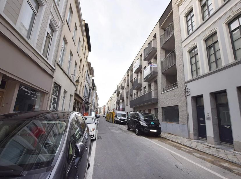 A deux pas du piétonnier de la Chaussée d'Ixelles et de la place Fernand Cocq, non loin du quartier Européen et de la gare du Luxembourg, Victoire-Jun