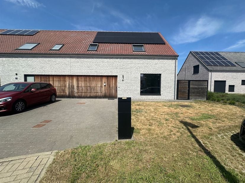 In een rustige, doodlopende straat vlak bij het centrum van Morkhoven vinden we deze perfect onderhouden en energiezuinige woning op een perceel van 4