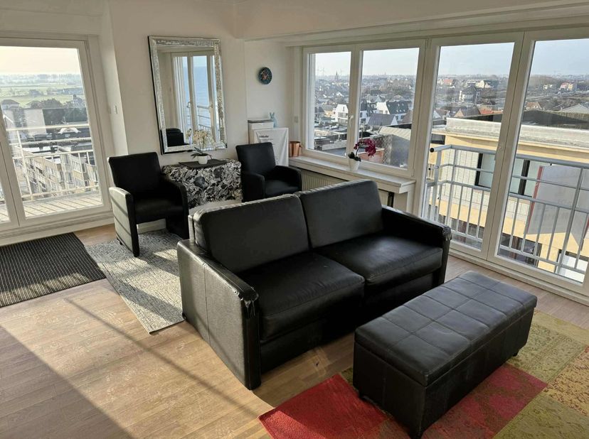 Situé au 8ᵉ étage de la Résidence Trianon, sur la digue, ce studio lumineux et prêt à l’emploi est idéal comme résidence secondaire ou comme investiss