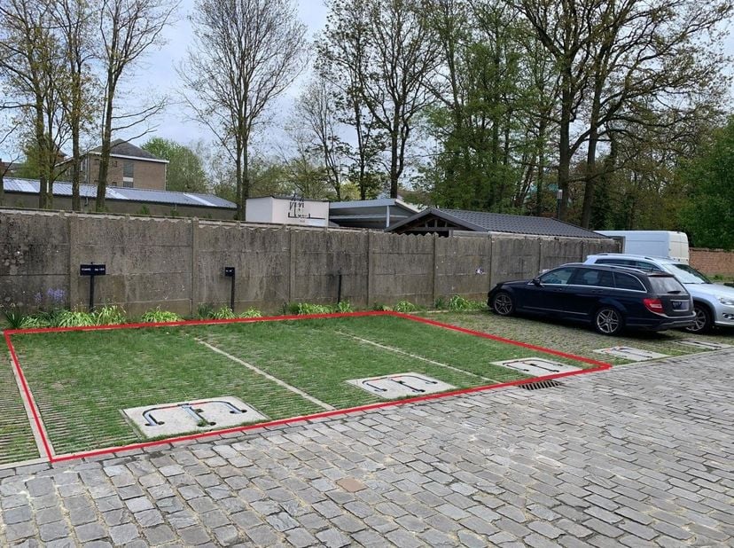 Deze 3 parkingplaatsen (alle 3 naast elkaar) worden aangeboden in het centrum van Kortemark - Prijs per plaats: €13 000<br />
Deze plaatsen bevinden z