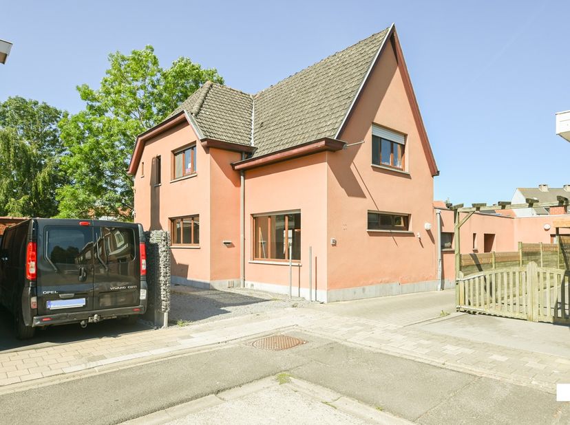 Deze aantrekkelijk gelegen, zeer ruime eengezinswoning met vijf slaapkamers en polyvalente ruimtes, is gelegen op een perceel van 1068 m² en beschikt