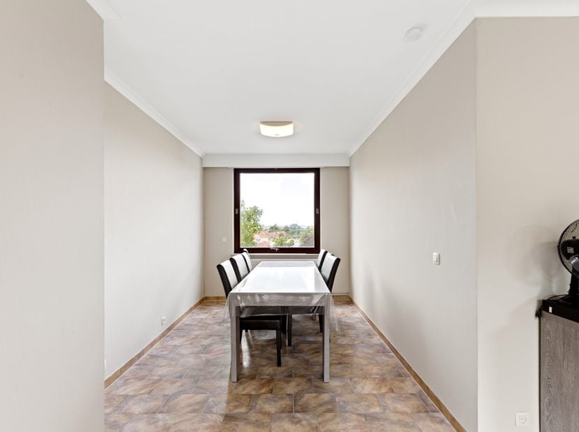 Instapklaar appartement gelegen op de 5de verdieping van een verzorgd residentieel gebouw met lift.<br />
<br />
Bij het betreden van het appartement