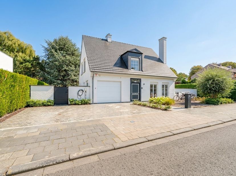 Sommige woningen voelen meteen goed aan. Deze verzorgde villa in de groene en gegeerde Rodenburgwijk in Marke is er zo één. Een rustige straat, een vr