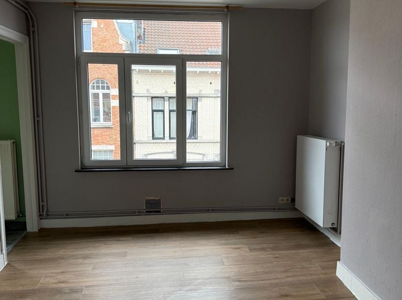Appartement 1 chambre 50m2 rénové, WC séparé, à proximité des commerces, moyens de transports, hôpitaux, espaces verts.