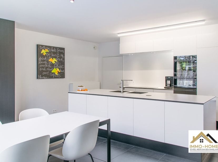 Deze ultra moderne woning, met 4 slaapkamers!,  is gelegen in een rustige, doodlopende straat op wandelafstand van het kloppend hart van Lokeren en he