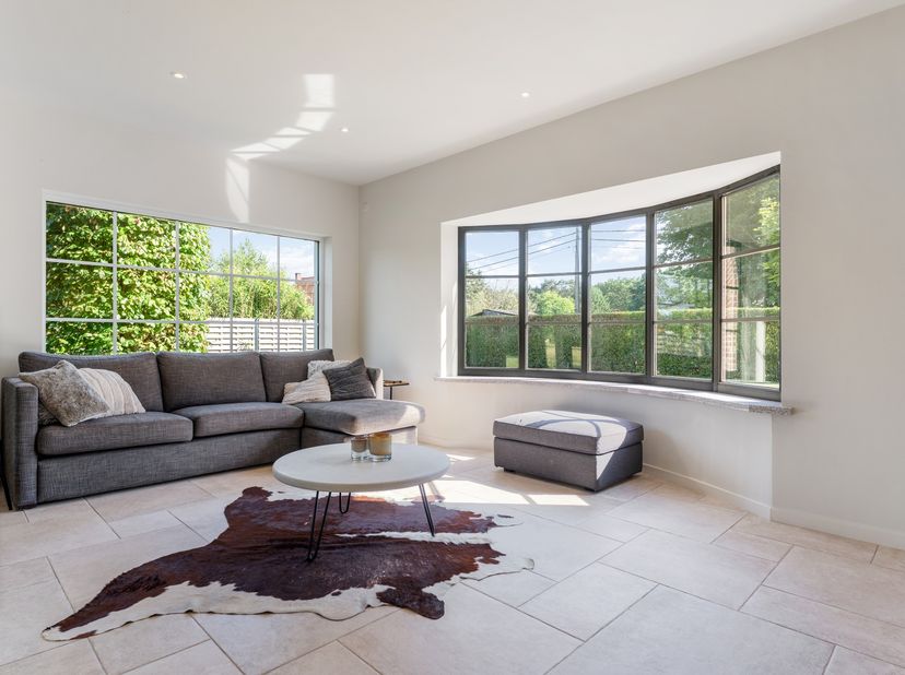 Verzorgde villa, rustig gelegen op 3.126 m² met achteraan open zicht op weilanden. De woning  combineert royale leefruimtes met een warme, charmante a