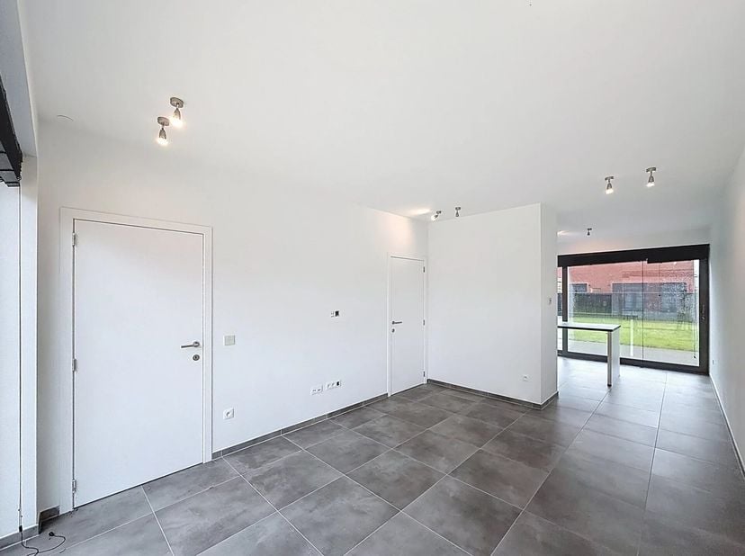Ontdek deze prachtige woning, ideaal gelegen in een rustige, kindvriendelijke verkaveling in Oostham. Deze halfopen bebouwing combineert hedendaags co