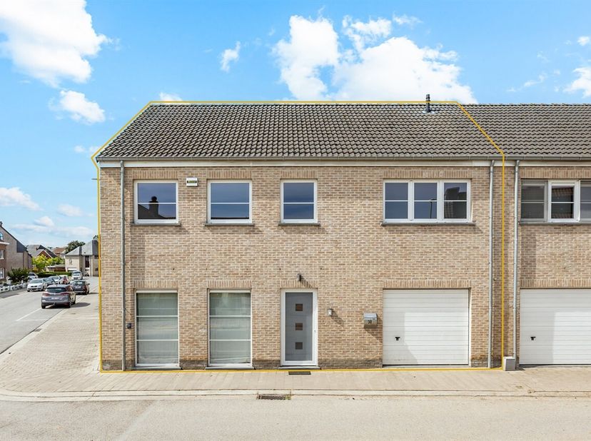 In een rustige en aangename straat te Aalst bevindt zich deze uitstekend onderhouden halfopen bebouwing, gebouwd in 2011. De woning is gelegen op een