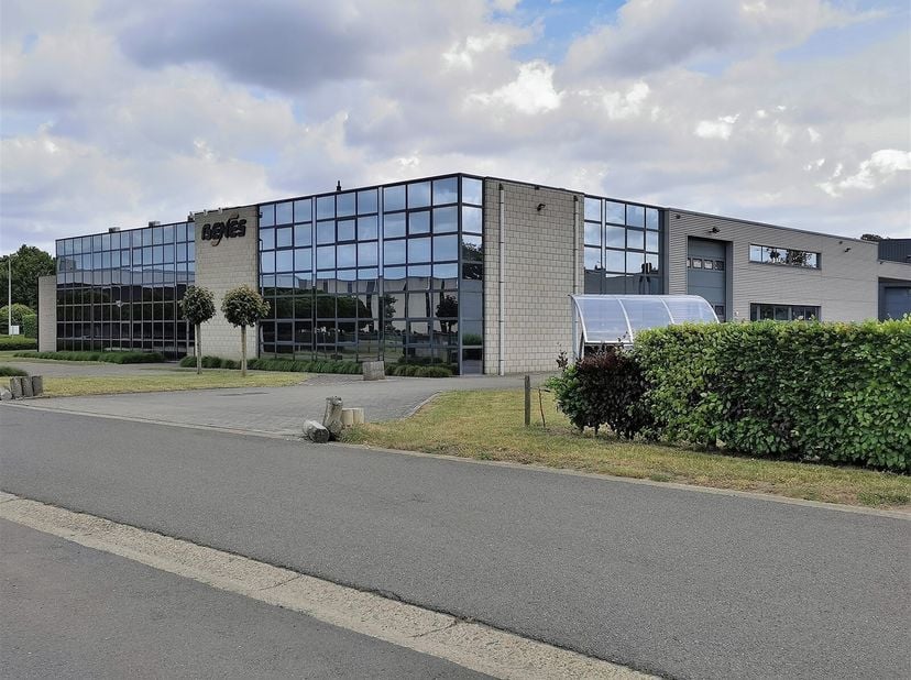 Goed onderhouden en polyvalent bedrijfsgebouw, gelegen op het industrieterrein van Heverlee/Haasrode met een vlotte bereikbaarheid (vlakbij de E40, 5k