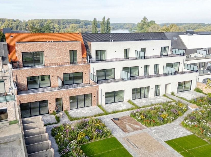 Appartement te koop in Emile Verhaerenstraat 53,
                    2890 Sint-Amands