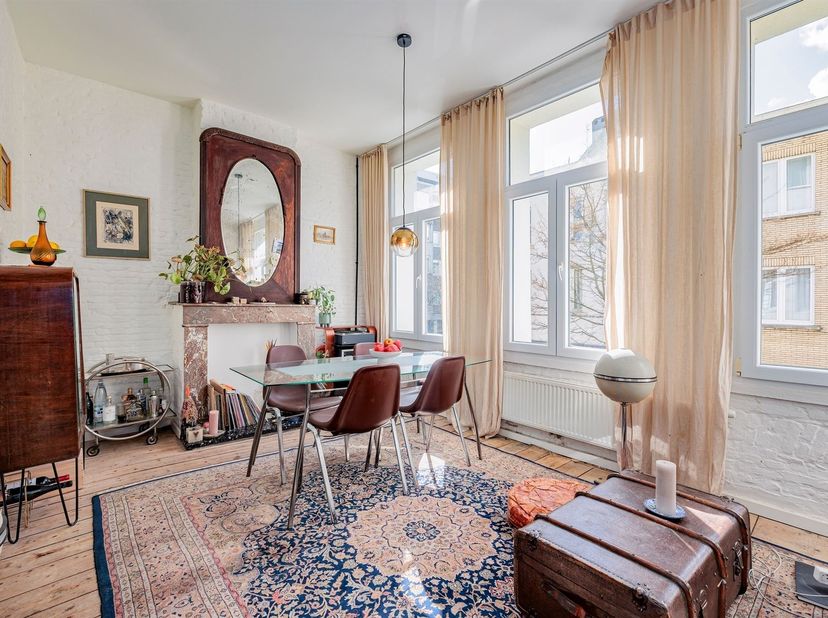 Maison polyvalente, prête à être emménagée, avec 3/4 chambres à coucher et une terrasse sur le toit. L'espace/chambre au rez-de-chaussée pourrait parf