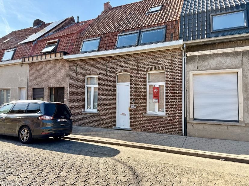 Ruime en lichtrijke woning gelegen in het geliefde Stasegemdorp, ideaal voor wie centraal en rustig wil wonen.<br />
<br />
De woning beschikt over ee
