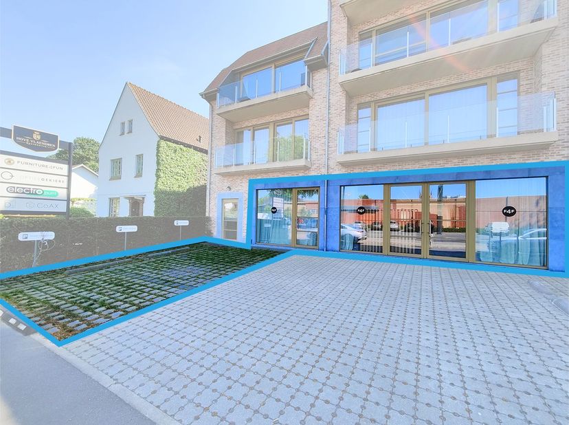 Kantoor- of handelsruimte van 220 m² met gemeenschappelijke tuin en 3 privatieve parkeerplaatsen te huur, gelegen op een uitstekende zichtlocatie aan