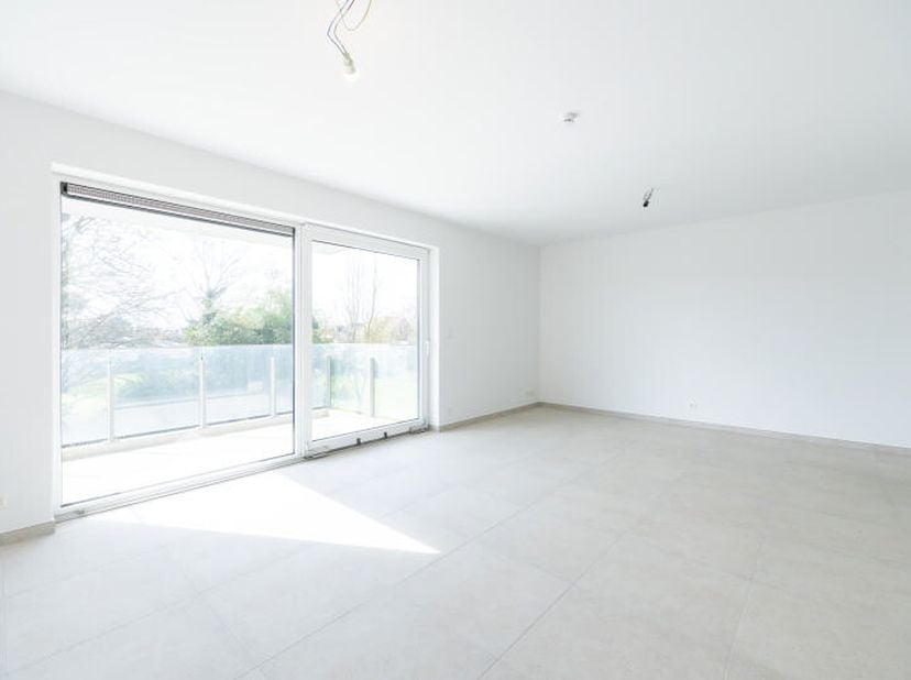 Au 1er étage dune résidence située dans un clos paisible à Rocourt, appartement 2 chambres (+/- 107m² de surface brute daprès plans) composé d'un hall