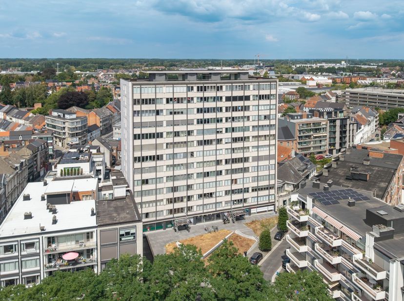 KIJKDAG OP VRIJDAG 28 AUGUSTUS VAN 16U TOT 18U - NA AFSPRAAK!&amp;nbsp; Op zoek naar een ruim, instapklaar appartement in het centrum van Aalst?&amp;nbsp; Dit