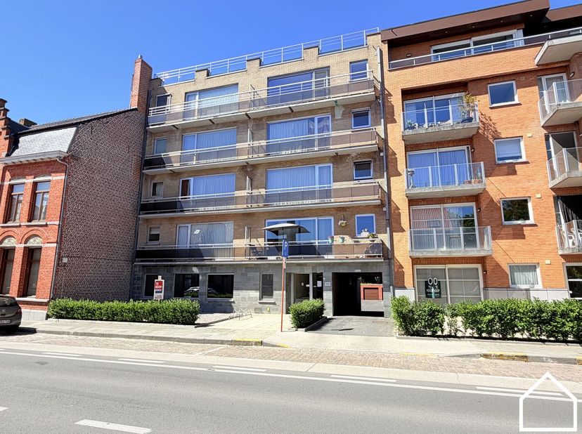 Dit recent gerenoveerde en volledig geschilderde appartement is ideaal voor wie op zoek is naar een instapklare woonst of interessante investering. De
