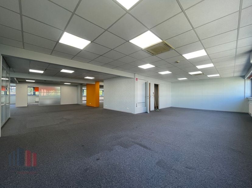Bâtiment d’entreprise qualitatif et lumineux à louer, comprenant 790&amp;nbsp;m² de bureaux prêts à l’emploi, idéalement situé à proximité du Ring de Brux